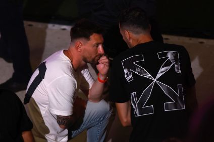 Messi e Busquets conversam durante a apresentação ao Inter Miami; eles voltam a jogar juntos depois de dois anos