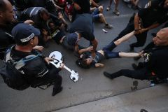 Forças de Israel intervêm em manifestantes durante protesto contra a aprovação do projeto de lei que limita poderes da Suprema Corte, em 24 de julho de 2023.