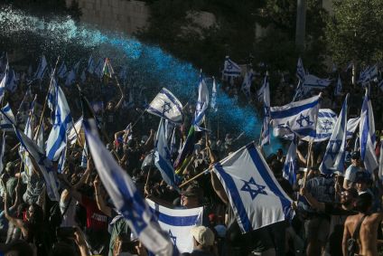 Policiais de Israel usam canhões de água para tentar retirar manifestantes de estrada durante protestos contra lei que reforma Judiciário.