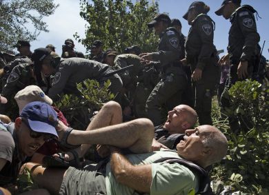Manifestantes e policiais de Irsael se enfrentam durante uma manifestação perto do Knesset israelense, em 24 de julho de 2023.