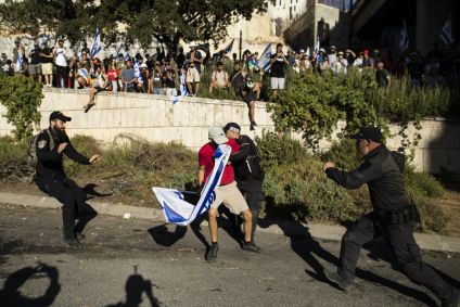Policiais de Israel entram em confronto com manifestantes em protesto por conta de projeto de lei, em 24 de julho de 2023.