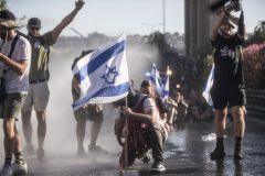 A polícia de Israel intervém em protesto contra projeto de lei que limita poderes da Suprema Corte, em 24 de julho de 2023.