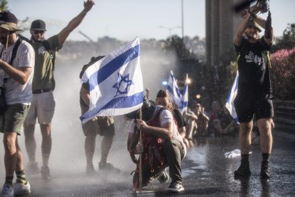 A polícia de Israel intervém em protesto contra projeto de lei que limita poderes da Suprema Corte, em 24 de julho de 2023.