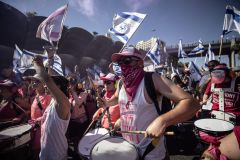 Manifestantes protestam contra aprovação de projeto de lei que limita poderes do Judiciário, em Jerusalém, Israel, em 24 de julho de 2023.