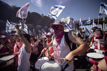 Manifestantes protestam contra aprovação de projeto de lei que limita poderes do Judiciário, em Jerusalém, Israel, em 24 de julho de 2023.