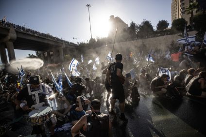 Forças de Israel intervêm em manifestantes durante protesto contra a aprovação do projeto de lei que limita poderes da Suprema Corte, em 24 de julho de 2023.