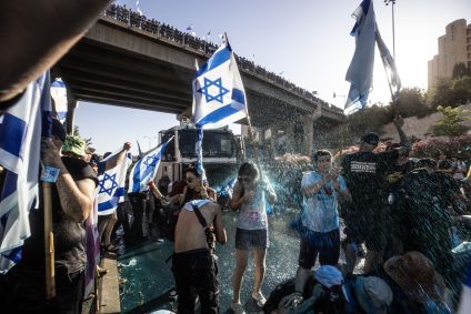 A polícia de Israel intervém em protesto contra projeto de lei que limita poderes da Suprema Corte, em 24 de julho de 2023.
