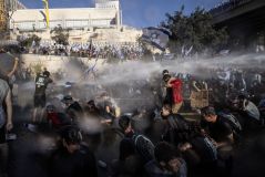 A polícia de Israel intervém em protesto contra projeto de lei que limita poderes da Suprema Corte, em 24 de julho de 2023.