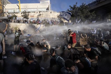 A polícia de Israel intervém em protesto contra projeto de lei que limita poderes da Suprema Corte, em 24 de julho de 2023.