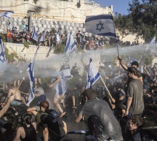 A polícia de Israel intervém em protesto contra projeto de lei que limita poderes da Suprema Corte, em 24 de julho de 2023.
