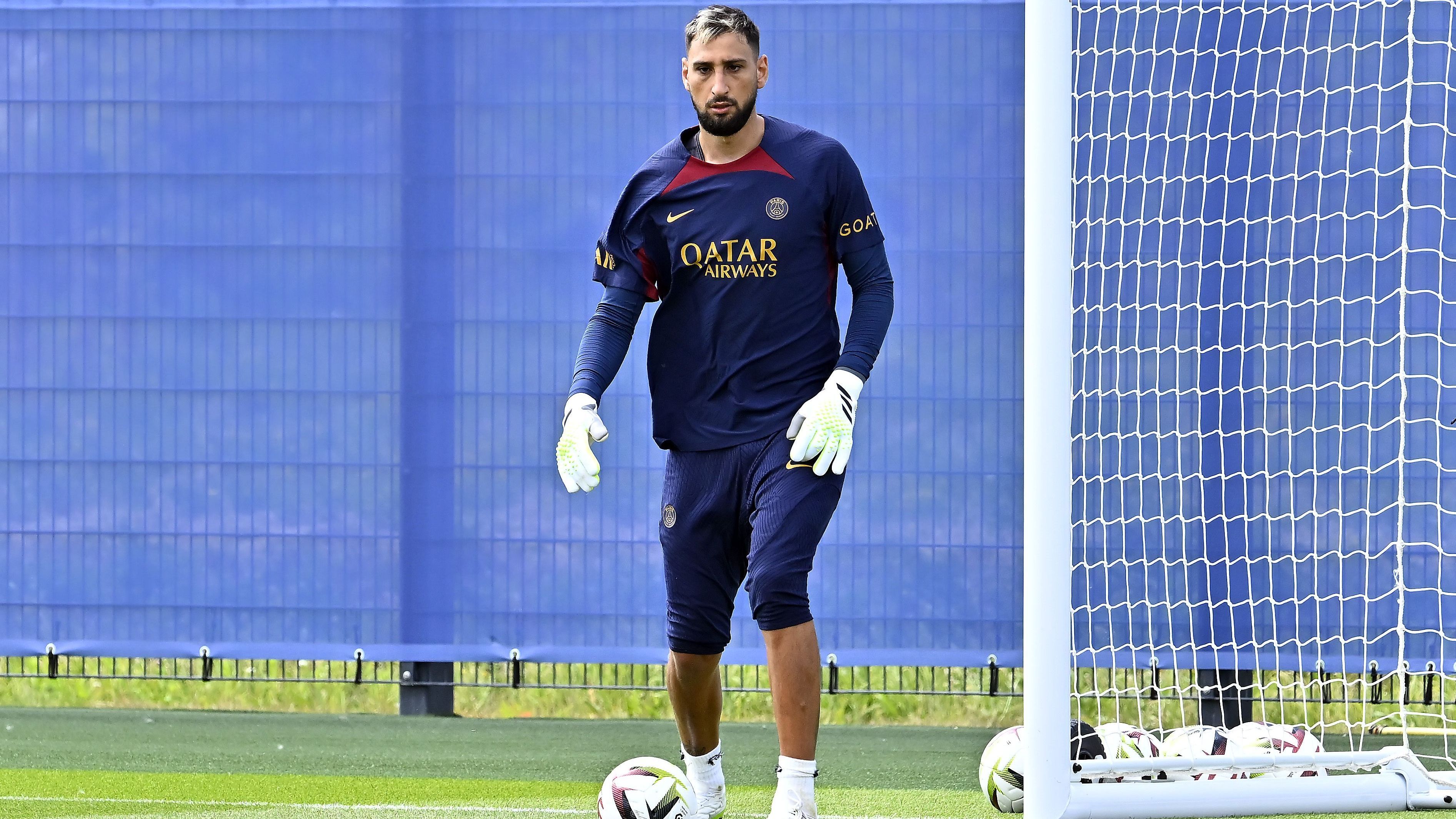 O goleiro Gianluigi Donnarumma, do PSG, sofreu um assalto em sua casa em Paris