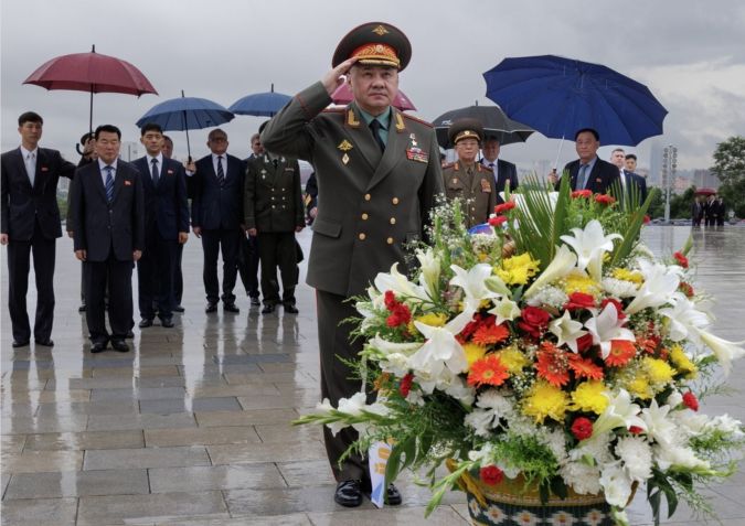 Ministro da Defesa da Rússia, Sergei Shoigu e membros da delegação militar russa depositam flores no Monumento da Libertação em Pyongyang, Coreia do Norte, em 26 de julho de 2023. / Anadolu Agency/Getty Images
