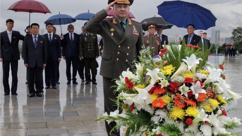 Ministro da Defesa da Rússia, Sergei Shoigu e membros da delegação militar russa depositam flores no Monumento da Libertação em Pyongyang, Coreia do Norte, em 26 de julho de 2023. / Anadolu Agency/Getty Images