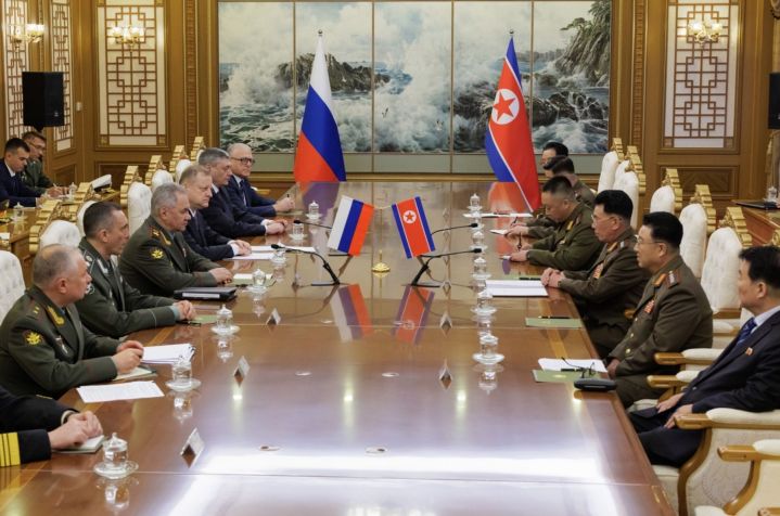 Ministro da Defesa da Rússia, Sergei Shoigu (terceiro à esquerda) se reúne com o Ministro da Defesa da Coreia do Norte, Kang Sun-nam (terceiro à direita) em Pyongyang, Coreia do Norte, em 26 de julho de 2023. / Anadolu Agency/Getty Images