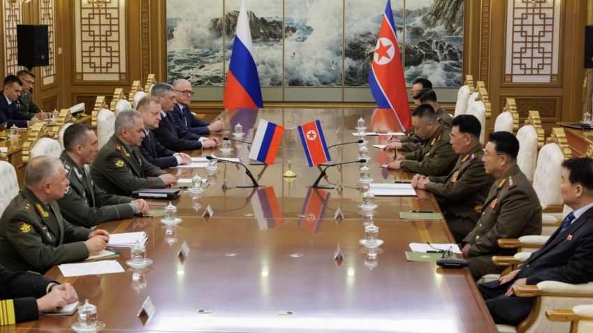 Ministro da Defesa da Rússia, Sergei Shoigu (terceiro à esquerda) se reúne com o Ministro da Defesa da Coreia do Norte, Kang Sun-nam (terceiro à direita) em Pyongyang, Coreia do Norte, em 26 de julho de 2023. / Anadolu Agency/Getty Images