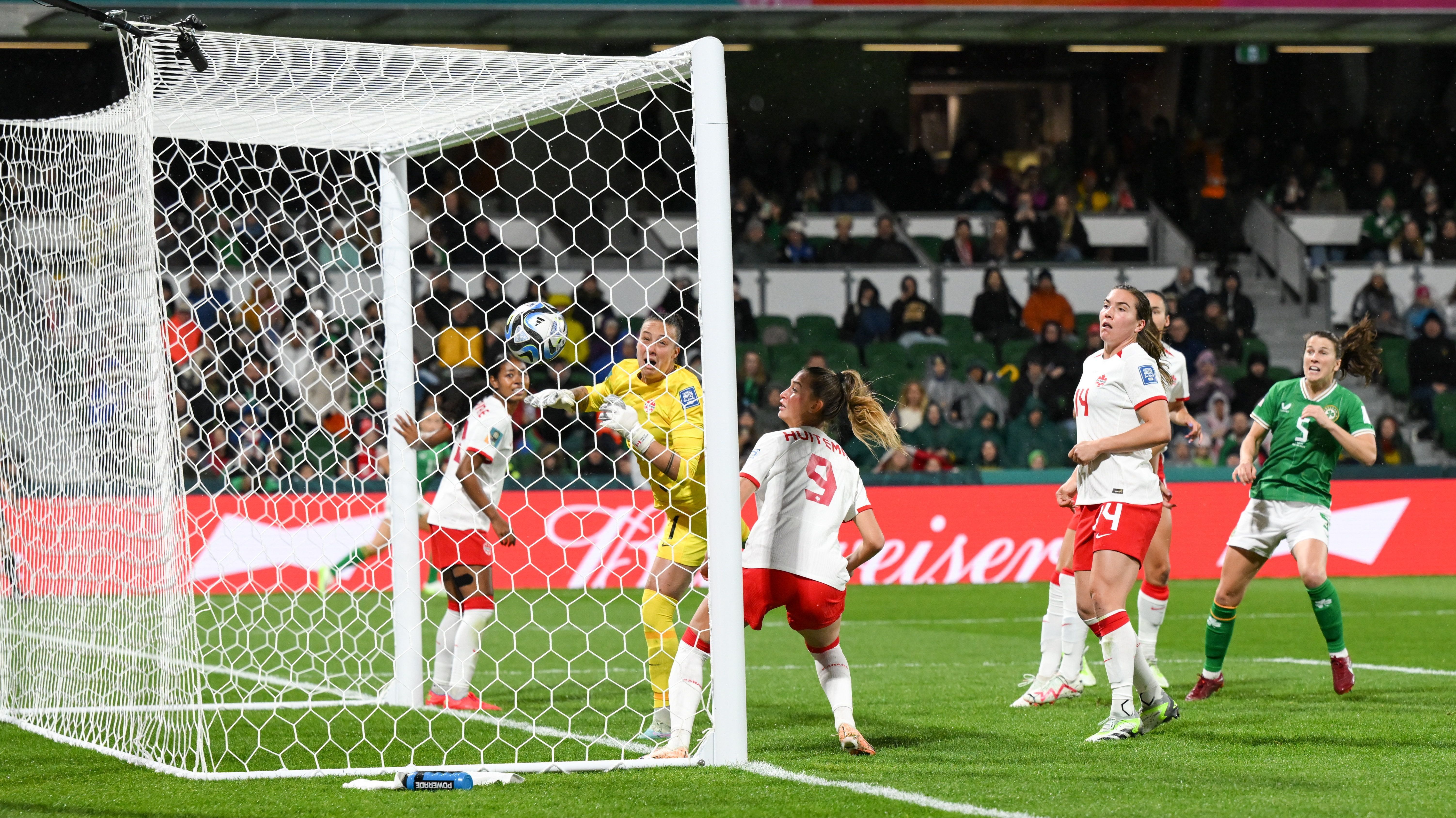 A goleira canadense Sheridan vê a bola no fundo do gol após escanteio de McCabe