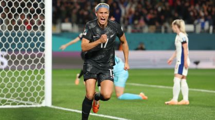 Hannah Wilkinson celebra gol da primeira vitória da Nova Zelândia em Mundiais femininos