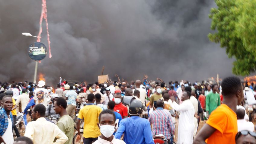 Fumaça sobe aos céus após apoiadores de golpe no Niger atearem fogo na sede do partido do presidente Mohamed Bazoum, em 27 de julho de 2023. / Balima Boureima/Anadolu Agency via Getty Images