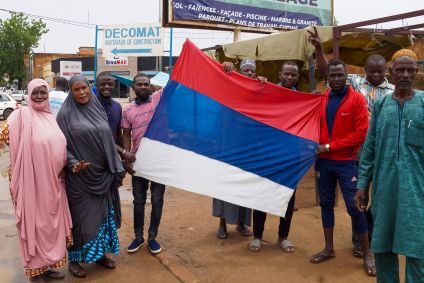 Apoiadores do golpe no Niger estendem bandeira da Rússia enquanto tomam as ruas em Niamey, em 27 de julho de 2023.