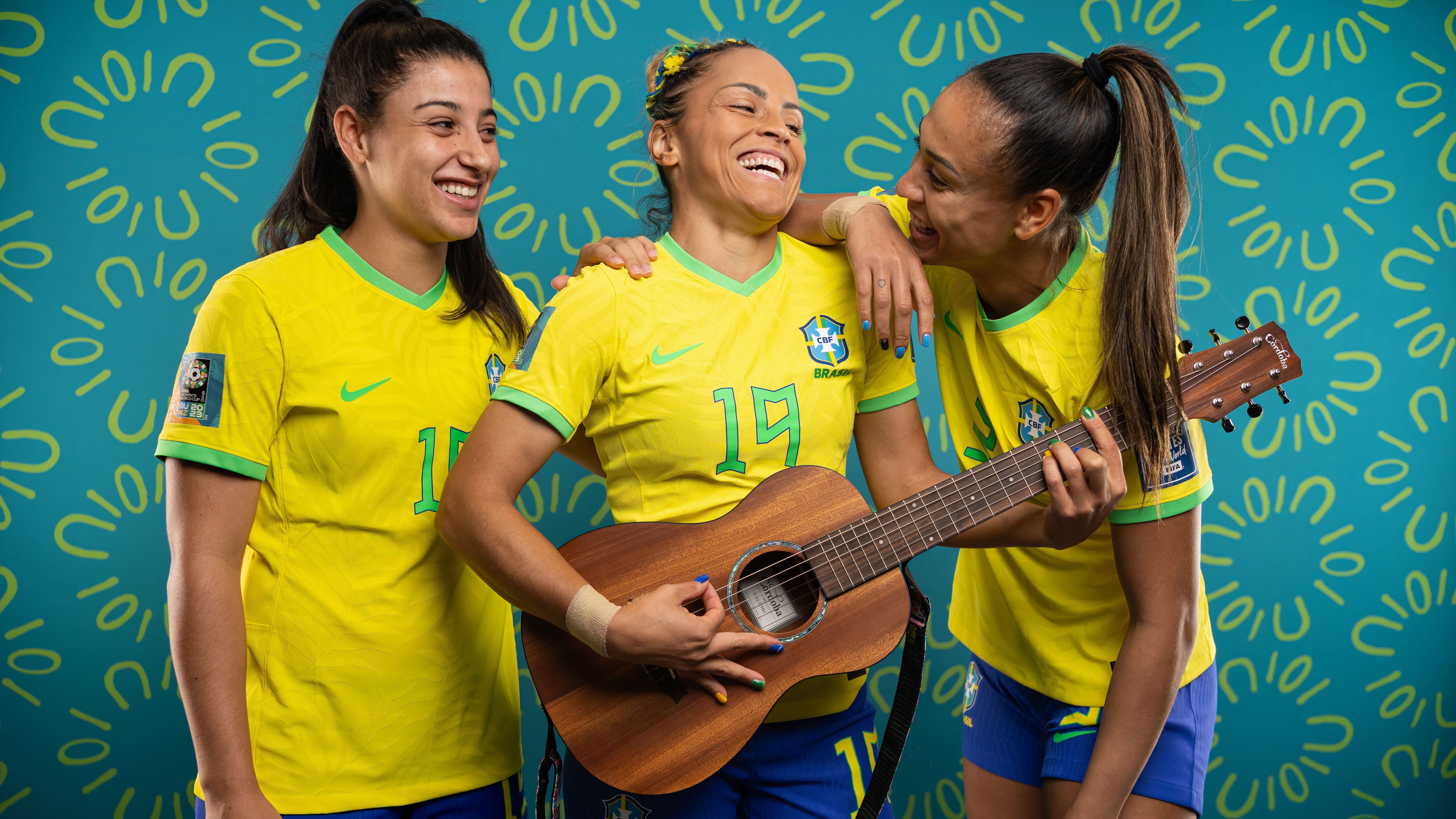 Duda Sampaio, Monica e Kathellen posam em tom descontraído para ensaio pré-Copa