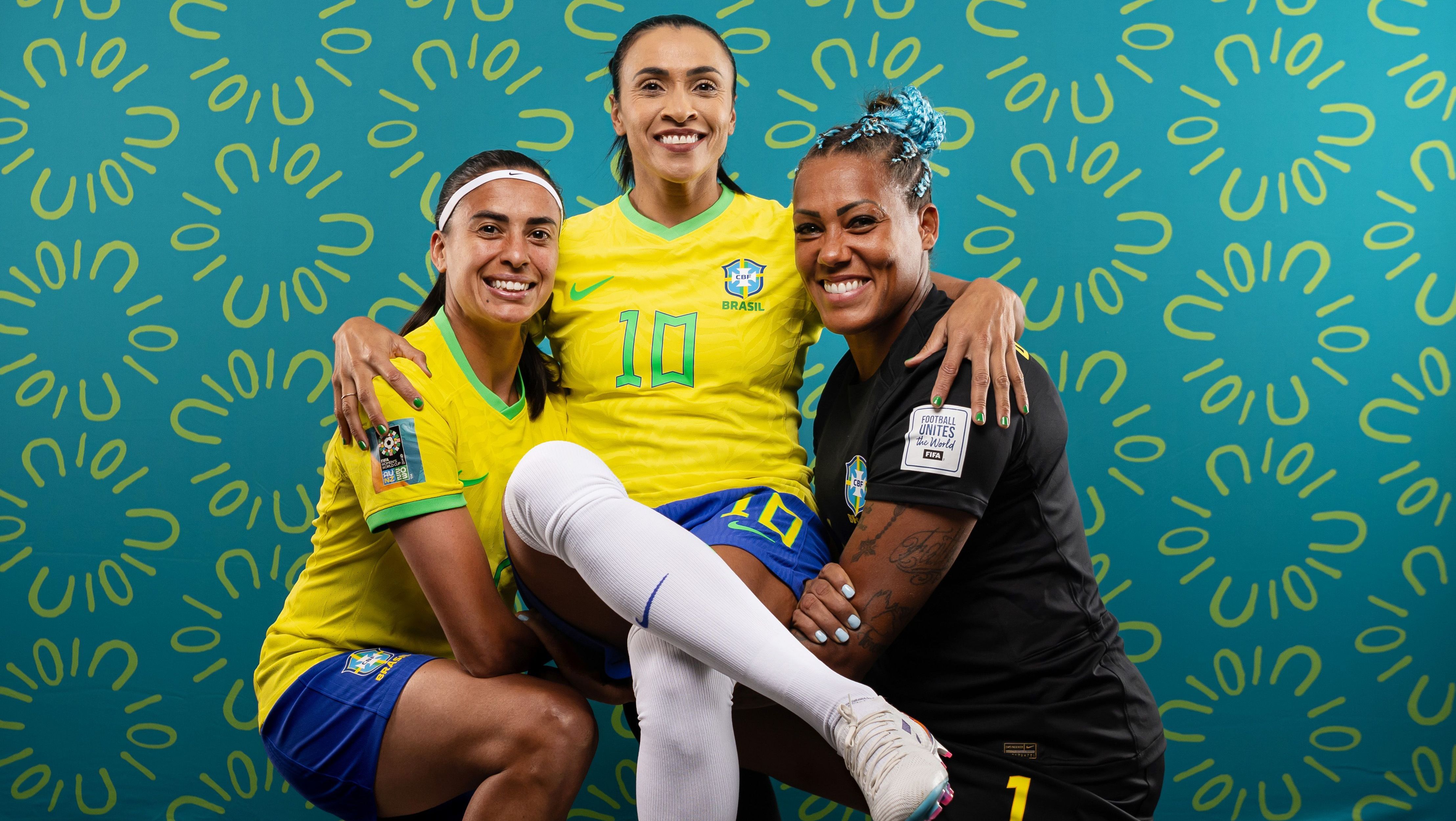 Andressa, Marta e Bárbara posam para foto antes da estreia na Copa do Mundo