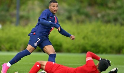 PSG exclui Mbappé de pré-temporada na Ásia; atacante estaria à venda