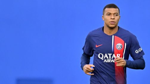 Mbappé aquecendo antes de amistoso do PSG contra o Le Havre