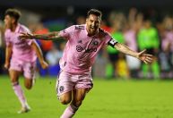 Messi marca golaço de falta e estreia com vitória no Inter Miami; veja o gol