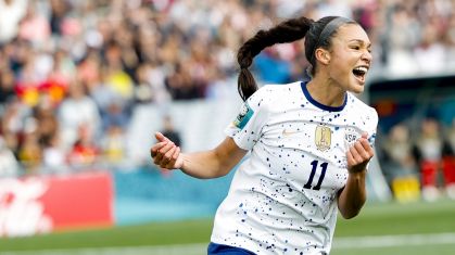 Sophia Smith marcou dois gols e deu uma assistência em vitória