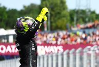 Hamilton faz sua 1ª pole position desde 2021 e quebra sequência de Verstappen na Fórmula 1