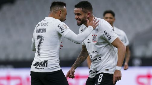 Maycon e Renato Augusto comemoram gol do Corinthians sobre o Vasco na Neo Química Arena