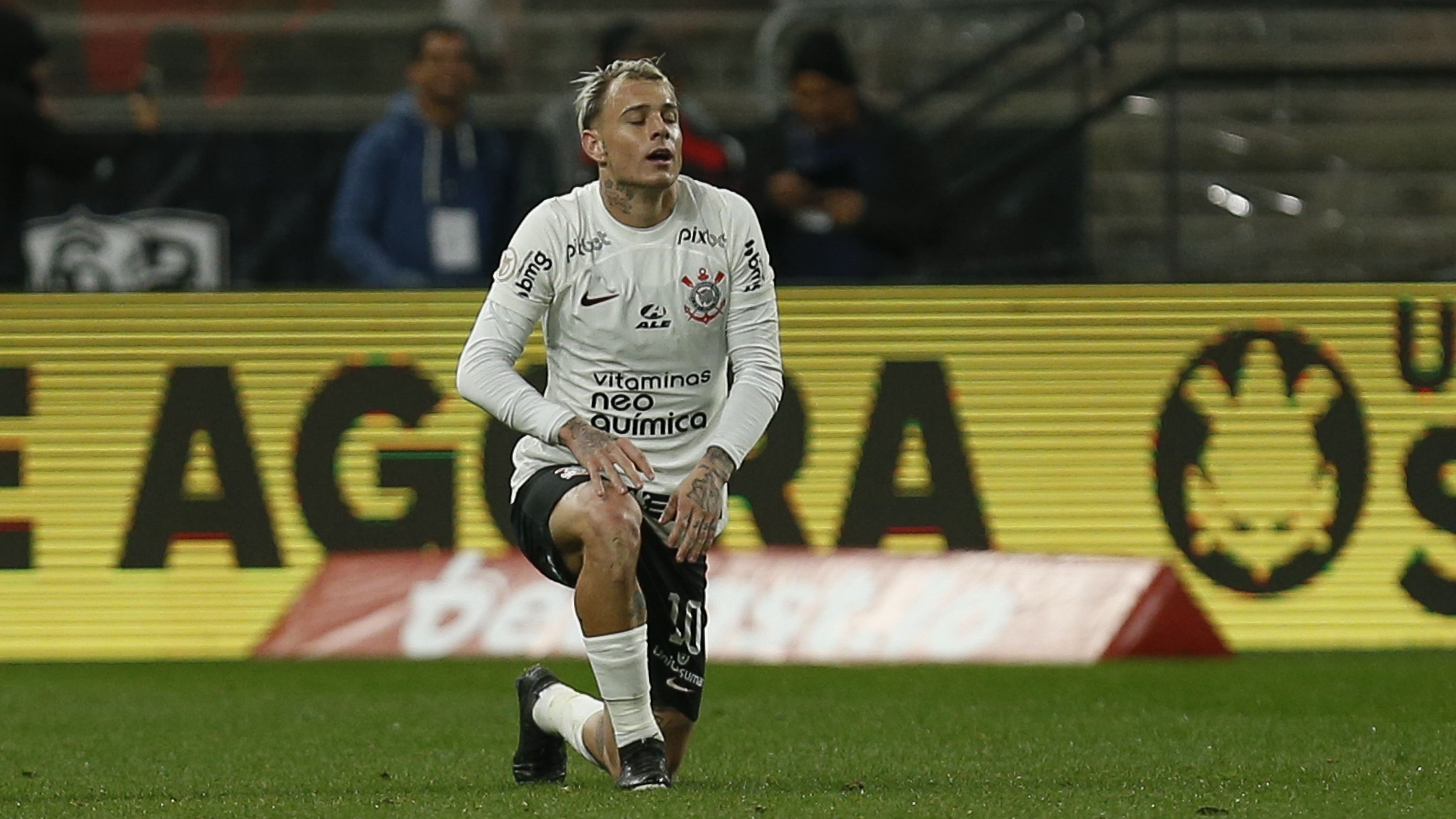 Roger Guedes comemora o terceiro gol do Corinthians sobre o Vasco na Neo Química Arena