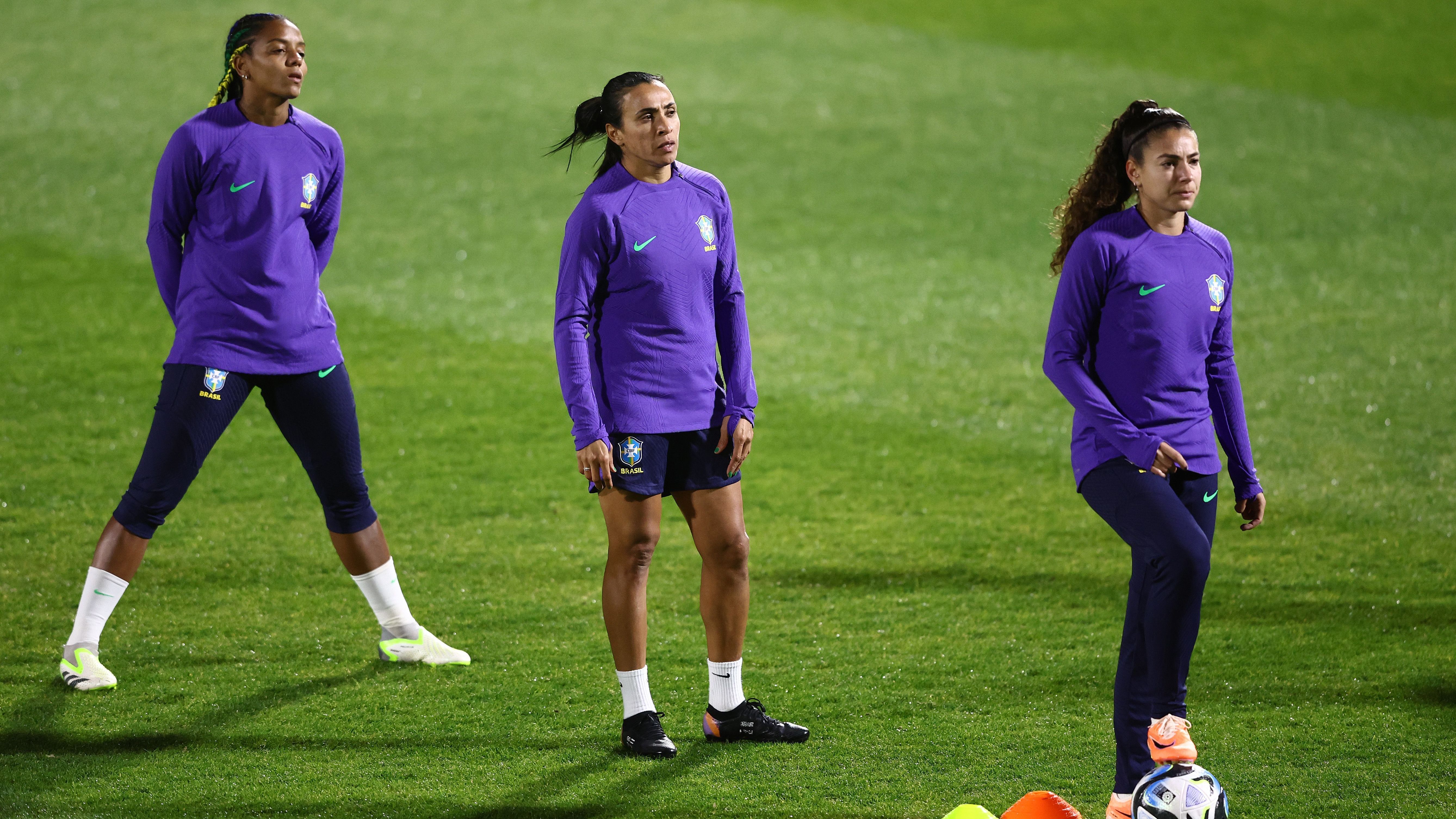 Jogadoras do Brasil treinam em Adelaide, na Austrália, antes de estreia contra o Panamá