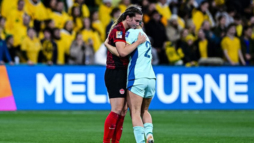 Jogadora canadense canadense Vanessa Gilles é consolada por Ellie Carpenter, da Austrália / Richard Callis/Eurasia Sport Images/Getty Images