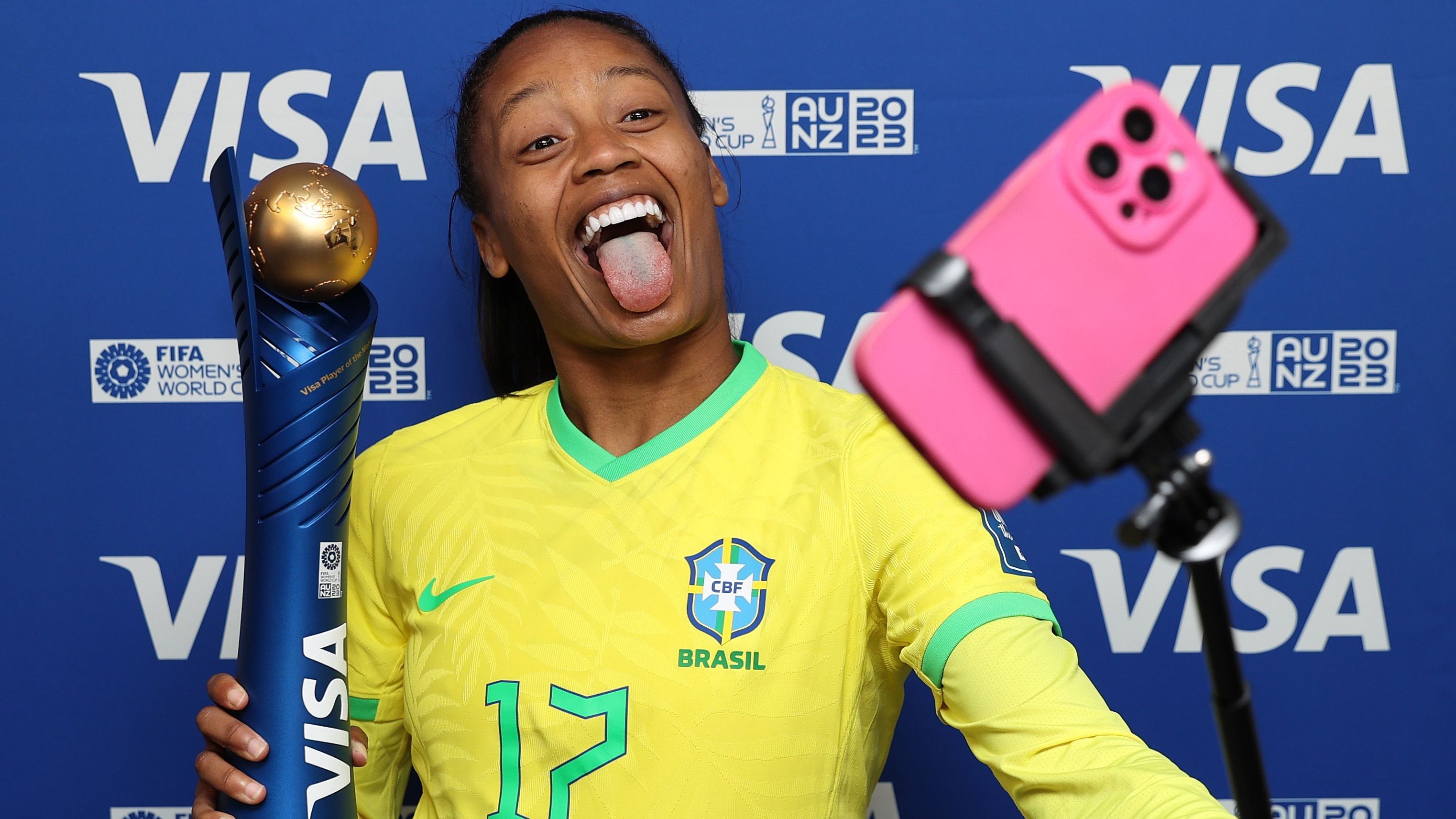 Ary Borges tira uma selfie com o prêmio de melhor da partida após vitória sobre o Panamá