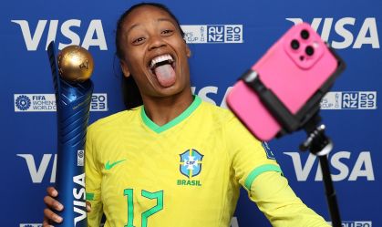 Ary Borges tira uma selfie com o prêmio de melhor da partida após vitória sobre o Panamá