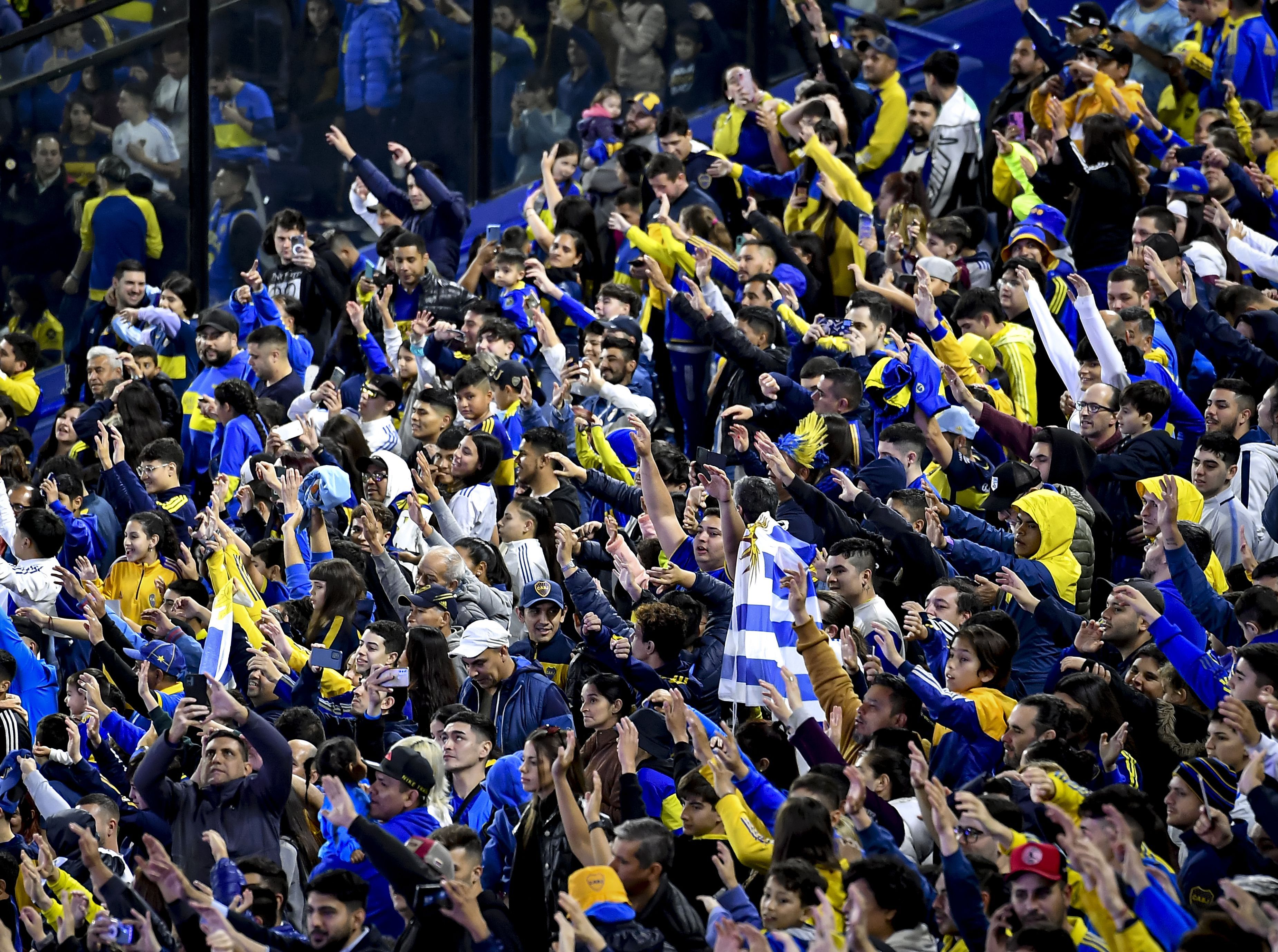 Torcida do Boca Juniors recebe Cavani em La Bombonera