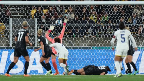 Sarina Bolden marcando gol das Filipinas contra a Nova Zelândia
