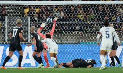 Sarina Bolden marcando gol das Filipinas contra a Nova Zelândia
