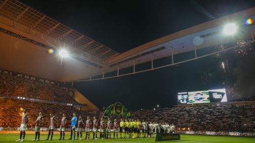 Jogadores de Corinthians e São Paulo perfilados antes de clássico na Neo Química Arena