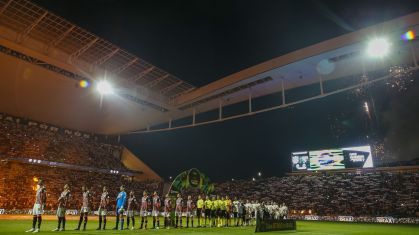 Jogadores de Corinthians e São Paulo perfilados antes de clássico na Neo Química Arena