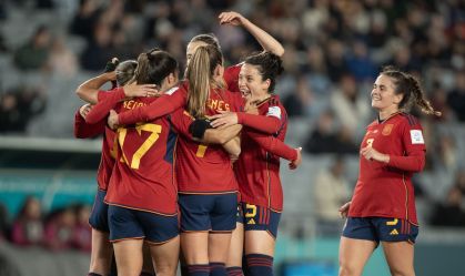 Jogadoras da seleção espanhola comemoram gol marcado contra a Zâmbia