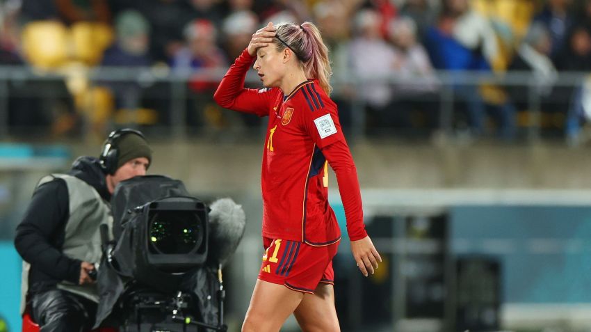 Alexia Putellas com semblante de decepção após ser substituída no jogo contra o Japão / Catherine Ivill/Getty Images