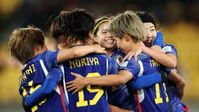 Jogadoras do Japão comemoram quarto gol de goleada contra a Espanha