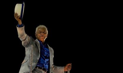 Paulinho da Viola recebe alta e deixa hospital ; veja chegada do artista em casa