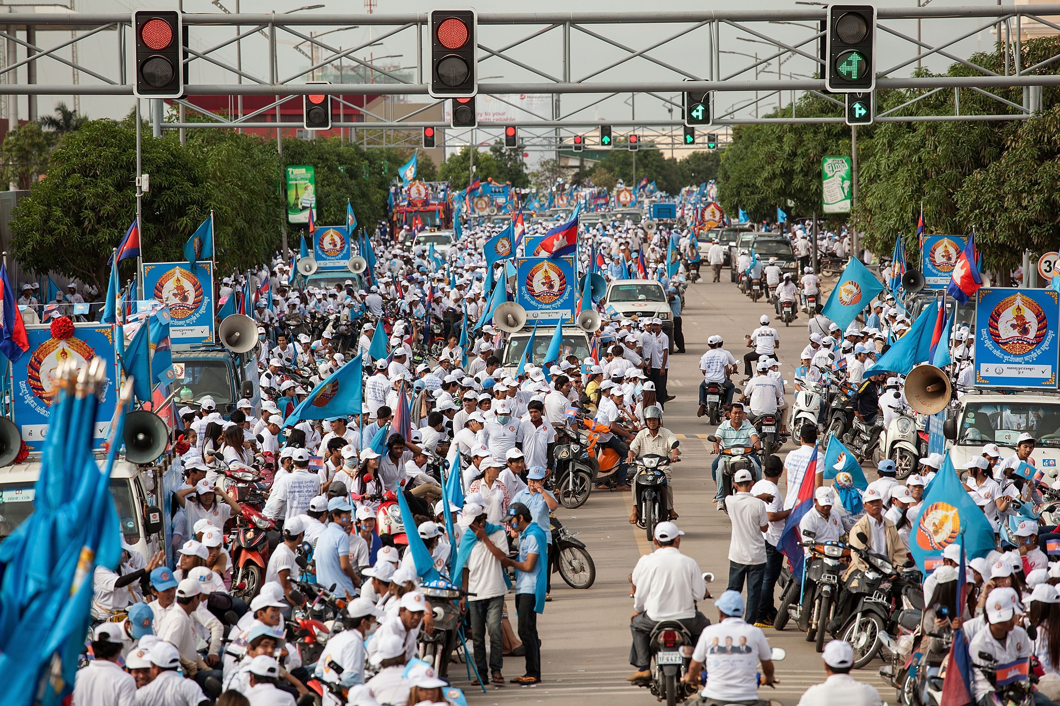 Apoiadores participam de um comício pré-eleitoral para o Partido do Povo Cambojano (CPP), em 26 de julho de 2013, em Phnom Penh, Camboja. / Nicolas Axelrod/Getty Images