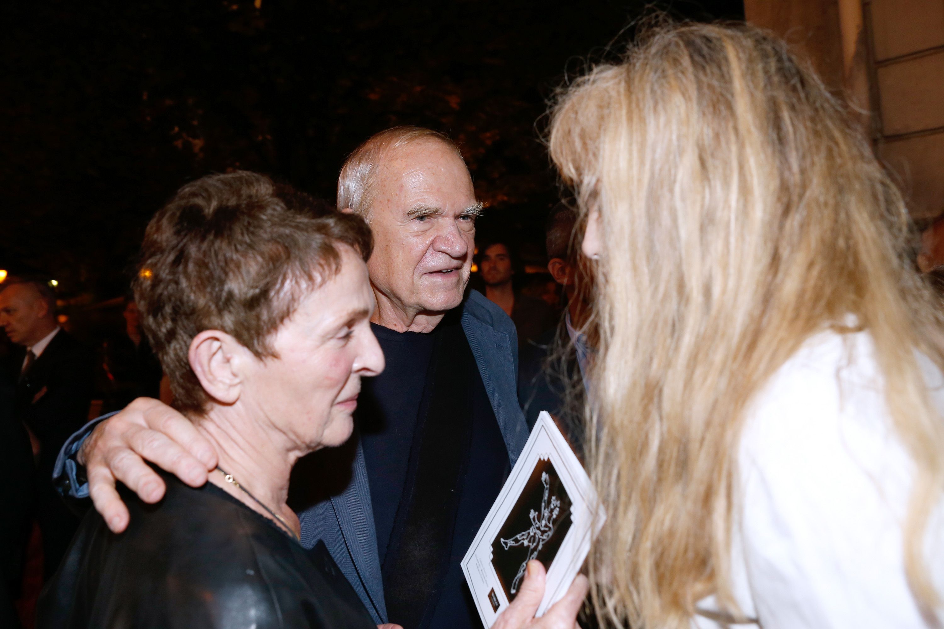 Diretor do filme Arielle Dombasle (R) com o escritor Milan Kundera e sua esposa assistem à estréia do filme "Opium", realizada no Cinema Saint Germain em Paris em 27 de setembro de 2013 em Paris, França. / Bertrand Rindoff Petroff/Getty Images