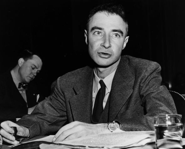 O físico nuclear americano Julius Robert Oppenheimer (1904 - 1967), diretor do laboratório atômico de Los Alamos, testemunhando perante o Comitê Especial do Senado sobre Energia Atômica./ Keystone/Getty Images