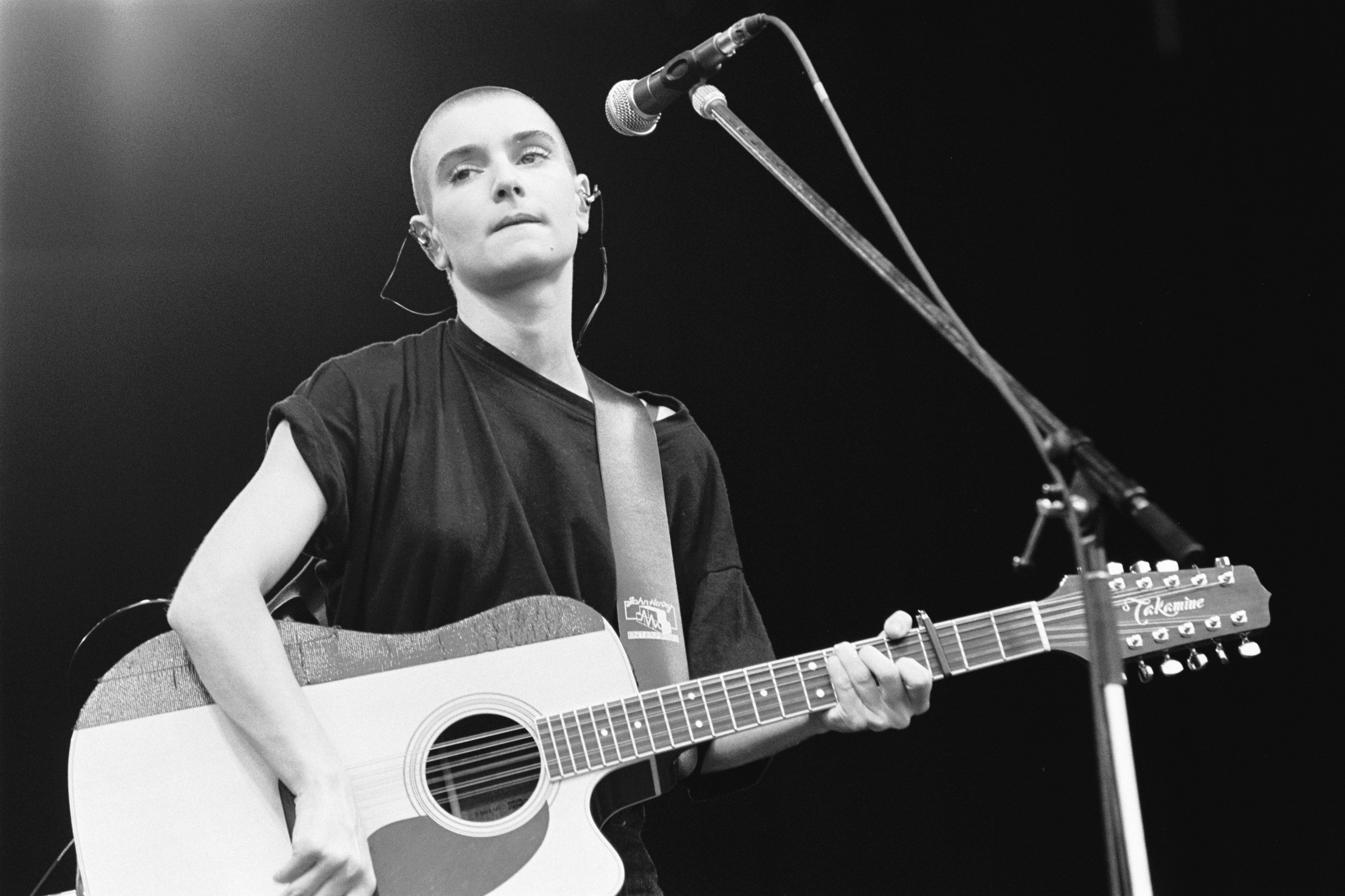 Sinead O'Connor se apresenta no festival Torhout/Werchter em Torhout, Bélgica, em 7 de julho de 1990