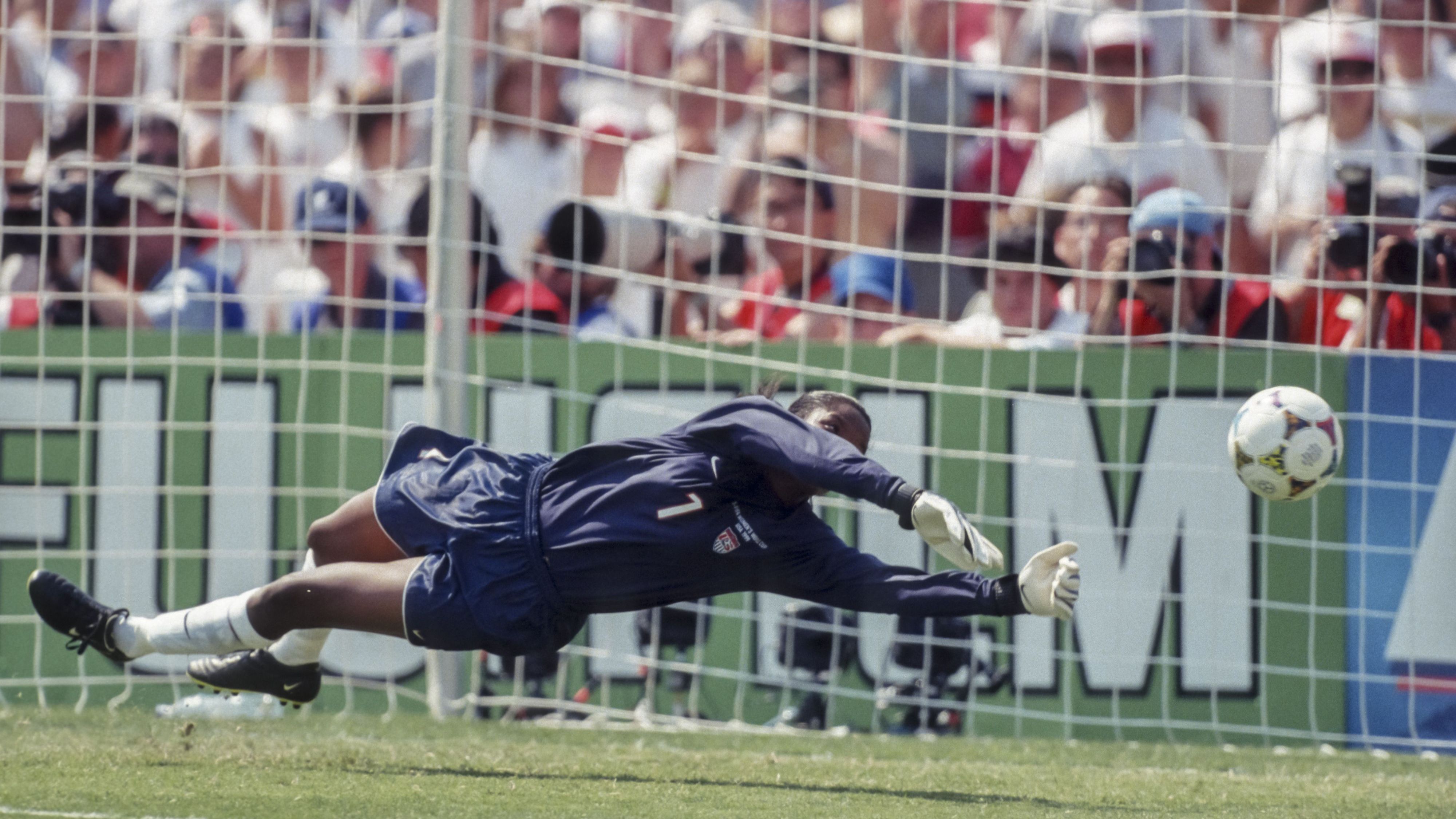 Briana Scurry defende pênalti na final do Mundial de 1999, nos Estados Unidos / David Madison/Getty Images